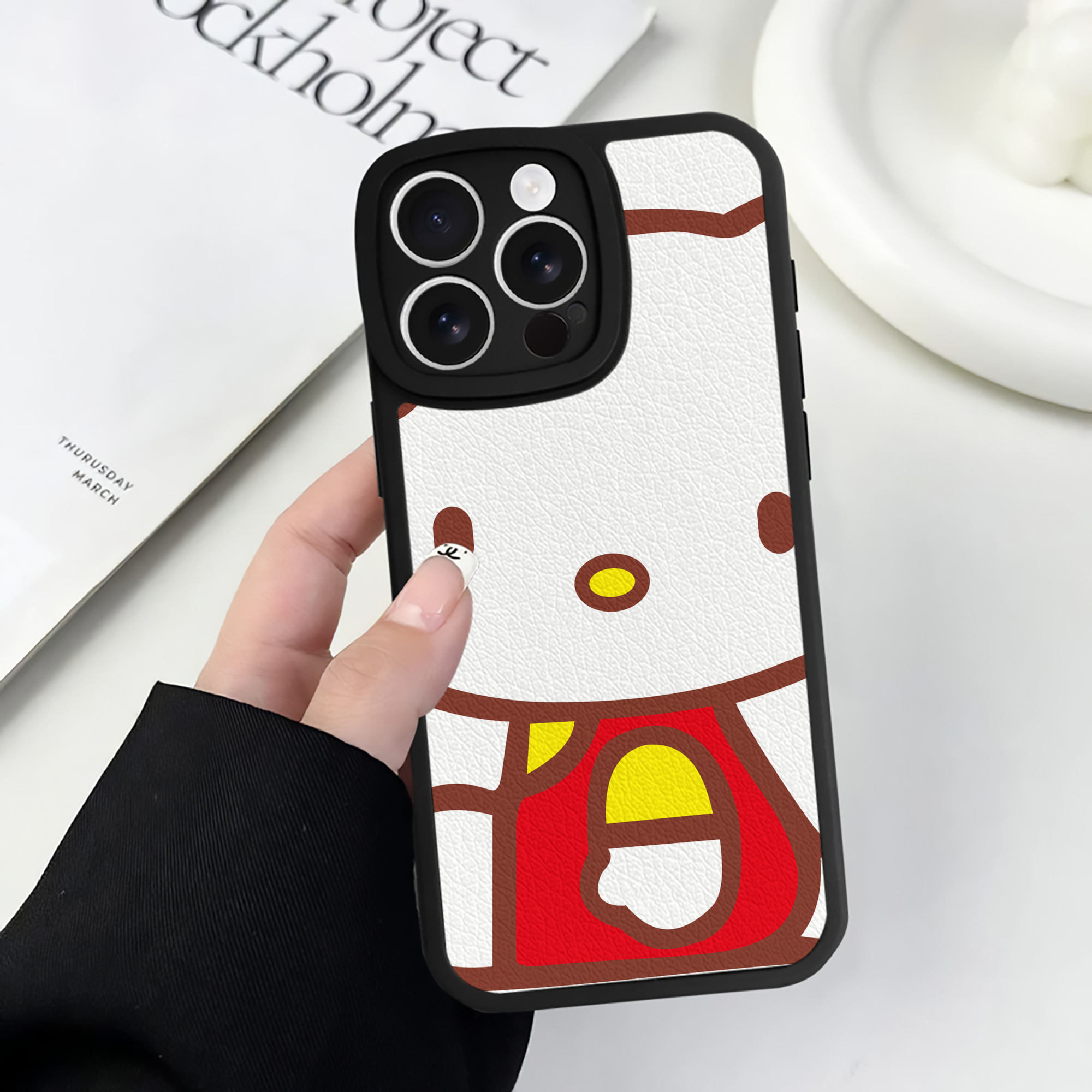 （画像用） Hello Kitty ハローキティ 【iPhone 16シリーズ対応】シリコンスマホケース（レザー調） 材質：シリコン